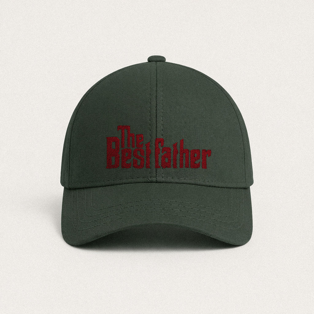 Haki yeşili renkli, %100 pamuklu premium beyzbol şapkası. Ön panelinde ikonik sinema filmi yazı tipiyle bordo/kırmızı iplikle işlenmiş "The Best father" nakışı bulunur. Birinci sınıf Alman nakış işçiliği ile üretilmiştir. Terletmeyen nefes alan pamuklu dokusu ve ayarlanabilir tokası ile her kafa yapısına mükemmel uyum sağlar. Babalar için tasarlanmış dayanıklı ve premium günlük şapka.