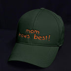 Haki yeşil renkli, %100 pamuklu premium ebeveyn şapkası. Ön panelinde beyaz iplikle "Mom knows best!" yazısı ve kalp nakışı, birinci sınıf Alman nakış tekniği ile uygulanmıştır. Terletmeyen ve nefes alan dokusuyla günlük kullanıma uygundur. Annelerin her zaman haklı olduğunu vurgulayan, dayanıklı ve şık bir aksesuar.