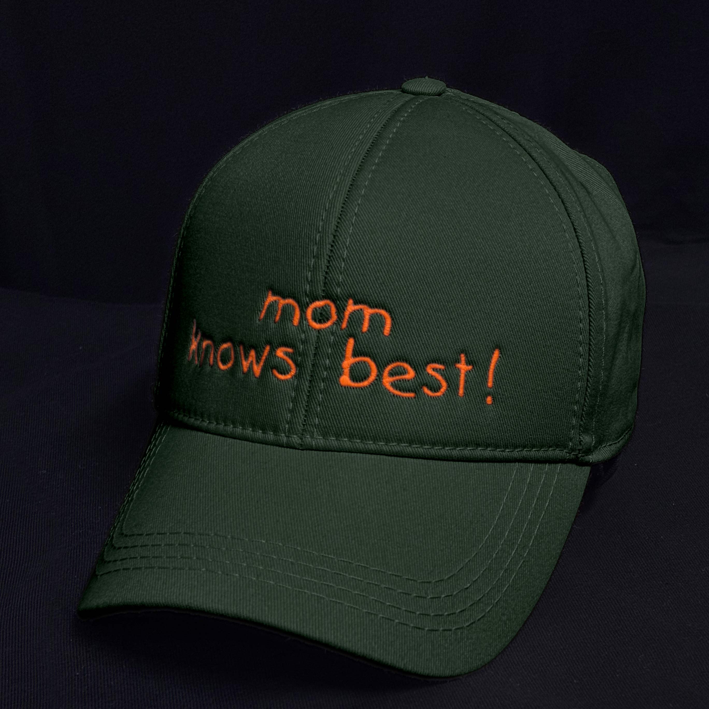 Haki yeşil renkli, %100 pamuklu premium ebeveyn şapkası. Ön panelinde beyaz iplikle "Mom knows best!" yazısı ve kalp nakışı, birinci sınıf Alman nakış tekniği ile uygulanmıştır. Terletmeyen ve nefes alan dokusuyla günlük kullanıma uygundur. Annelerin her zaman haklı olduğunu vurgulayan, dayanıklı ve şık bir aksesuar.