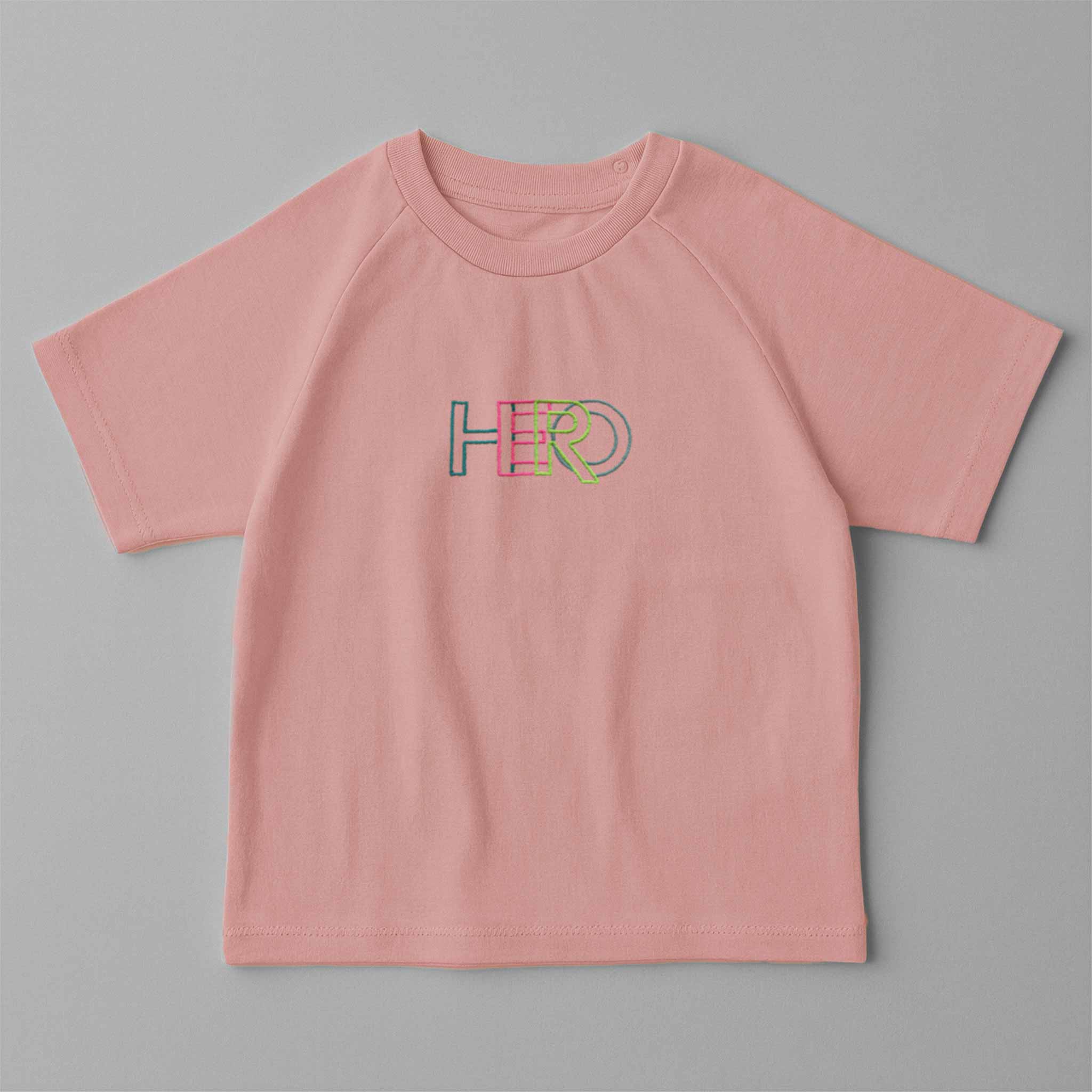 Gül kurusu (pembe) renkli, reglan kollu, arkadan çıtçıtlı bebek tişörtünün ön yüzünde renkli 'HERO' nakışı bulunmaktadır.