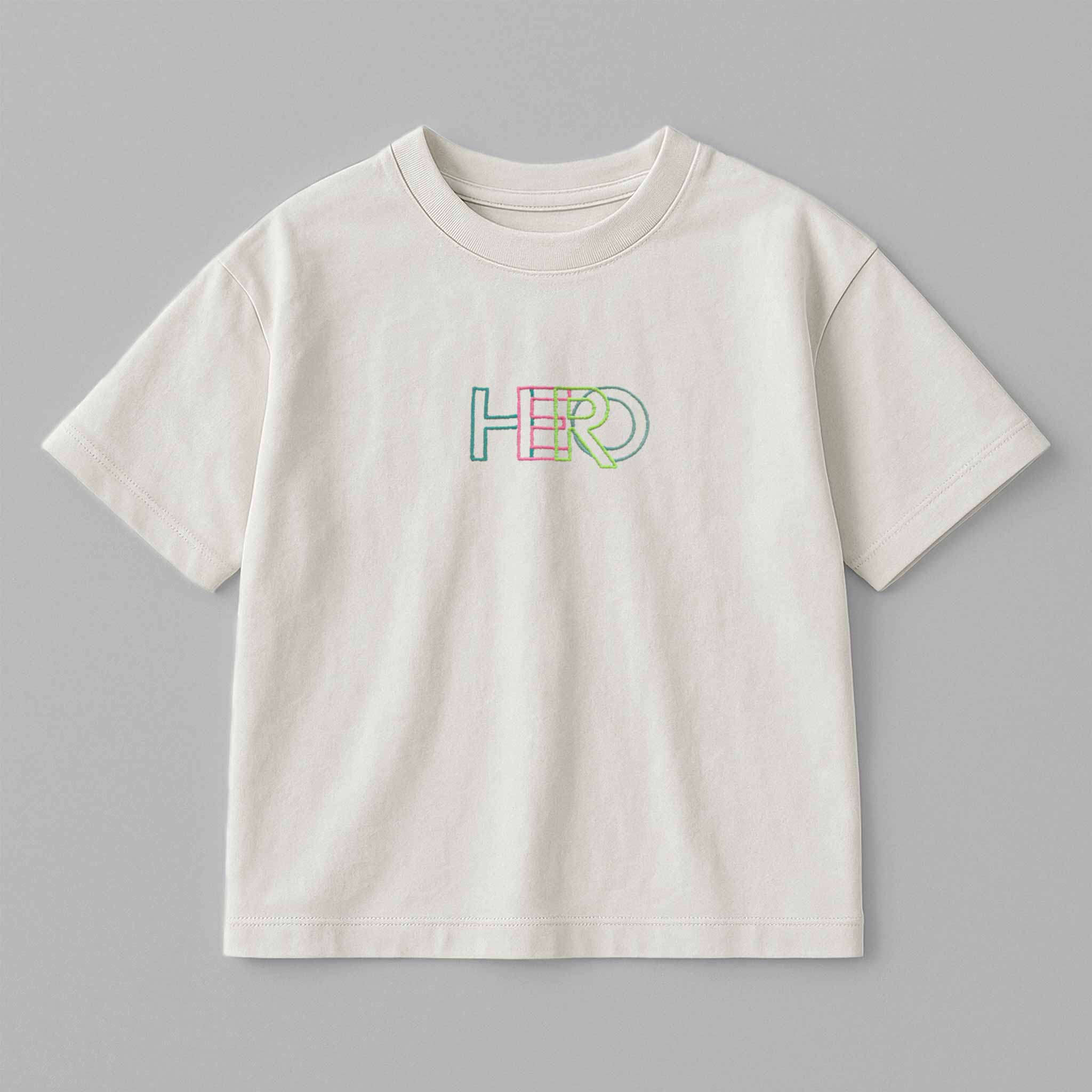 Ekru renkli, oversize kesim, 1-5 yaş için pamuklu çocuk tişörtünün ön yüzünde renkli 'HERO' nakışı bulunmaktadır.