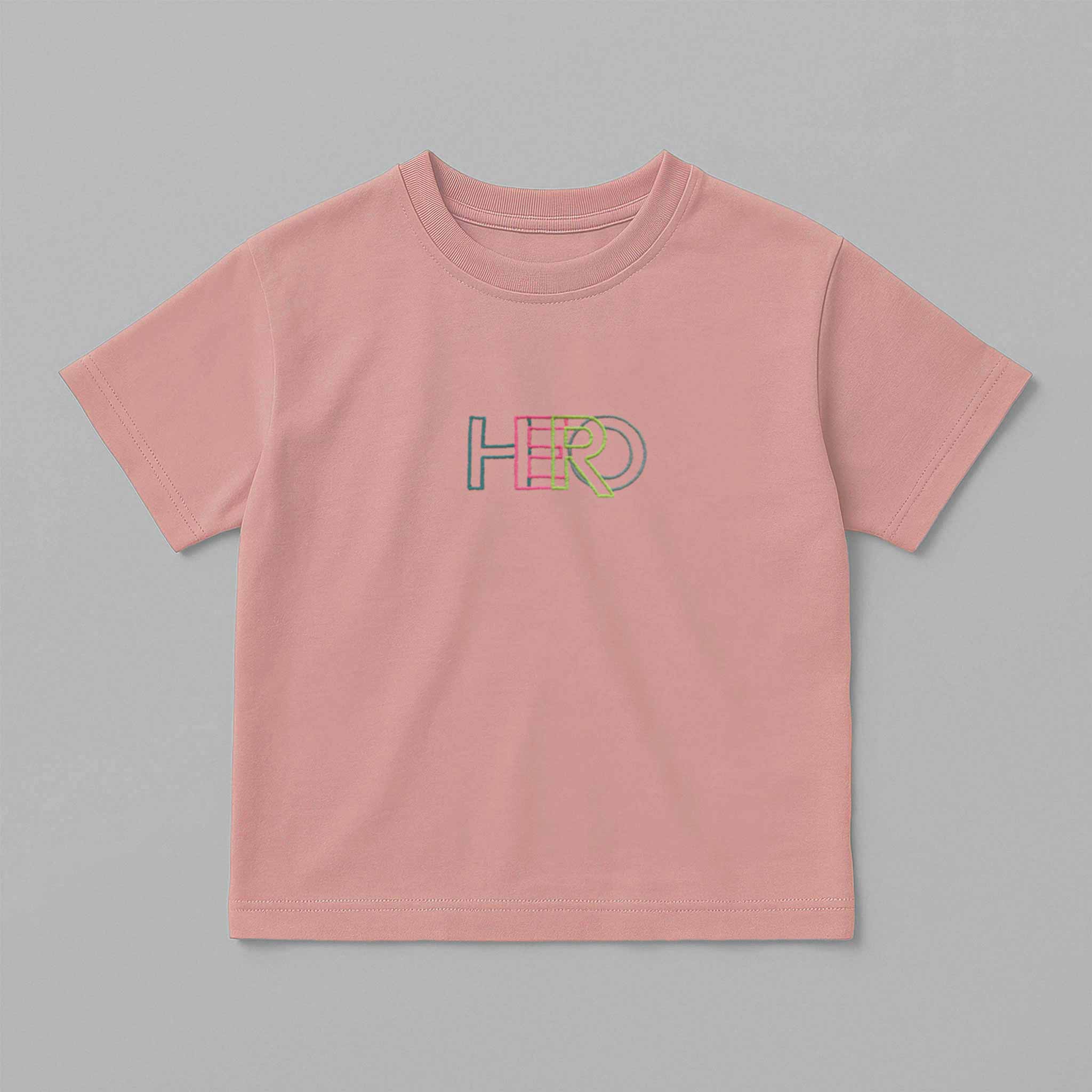 Gül kurusu (pembe) renkli, oversize kesim, 1-5 yaş için pamuklu çocuk tişörtünün ön yüzünde renkli 'HERO' nakışı bulunmaktadır.