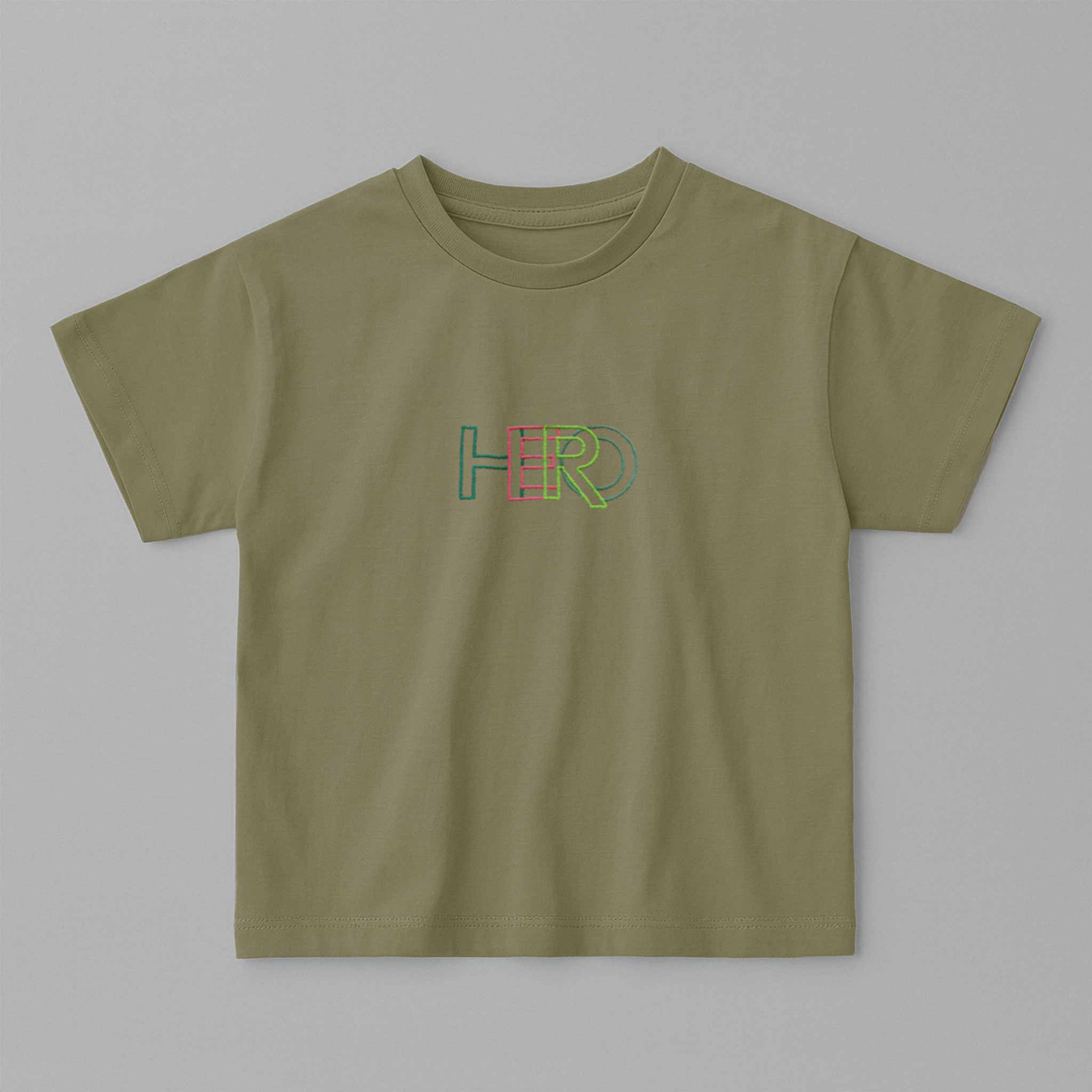 Haki yeşili, oversize kesim, 1-5 yaş için pamuklu çocuk tişörtünün ön yüzünde renkli 'HERO' nakışı bulunmaktadır.