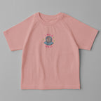 Gül kurusu (pembe) renkli, reglan kollu, omuzdan çıtçıtlı bebek tişörtü. Göğüs kısmında astronot kaskı çizimi ve "I NEED SPACE" nakışı bulunmaktadır.