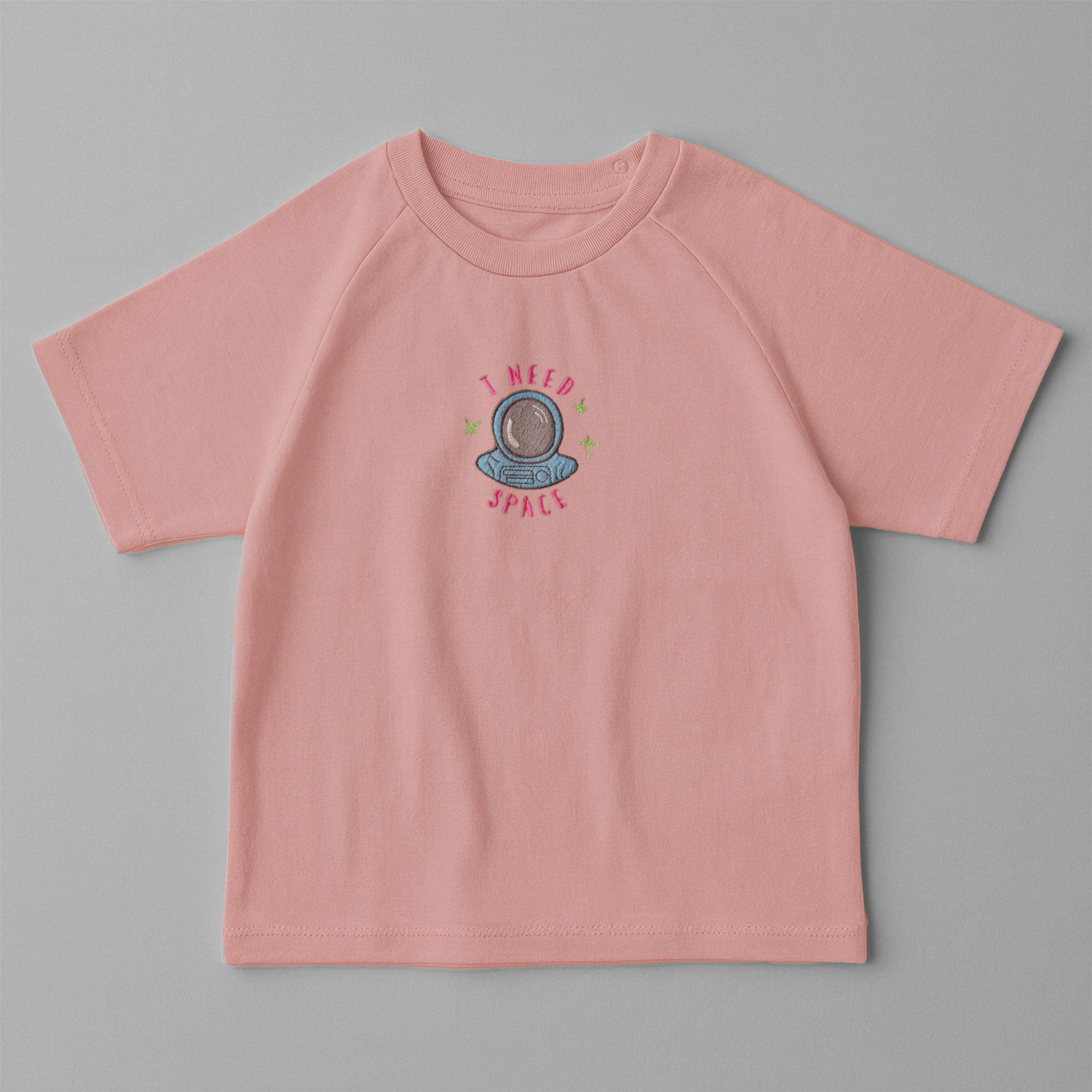 Gül kurusu (pembe) renkli, reglan kollu, omuzdan çıtçıtlı bebek tişörtü. Göğüs kısmında astronot kaskı çizimi ve "I NEED SPACE" nakışı bulunmaktadır.