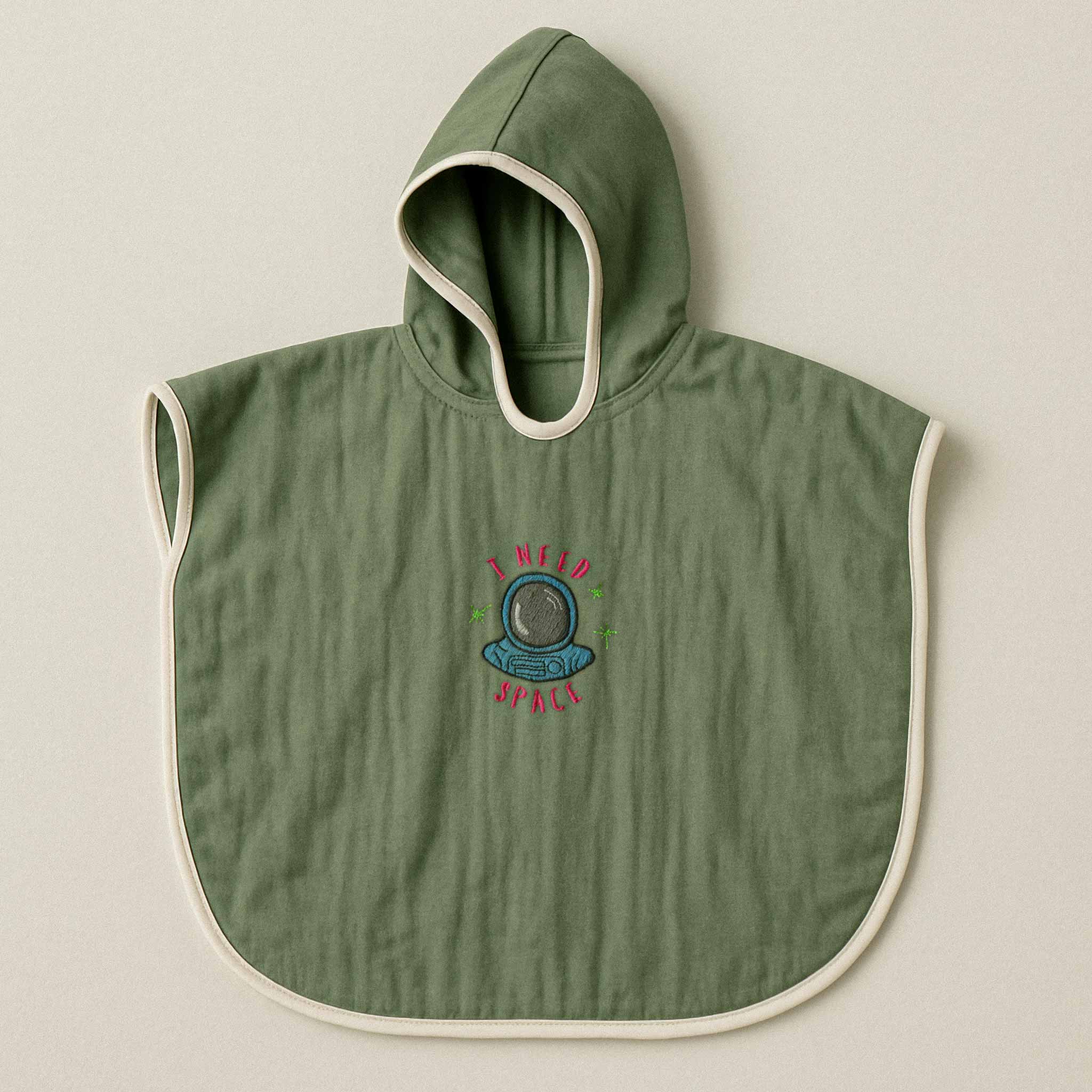 Haki yeşili renginde, kapüşonlu, müslin kumaştan bebek ve çocuk pançosu. Göğüs kısmında astronot kaskı çizimi ve "I NEED SPACE" yazısı işlenmiştir.