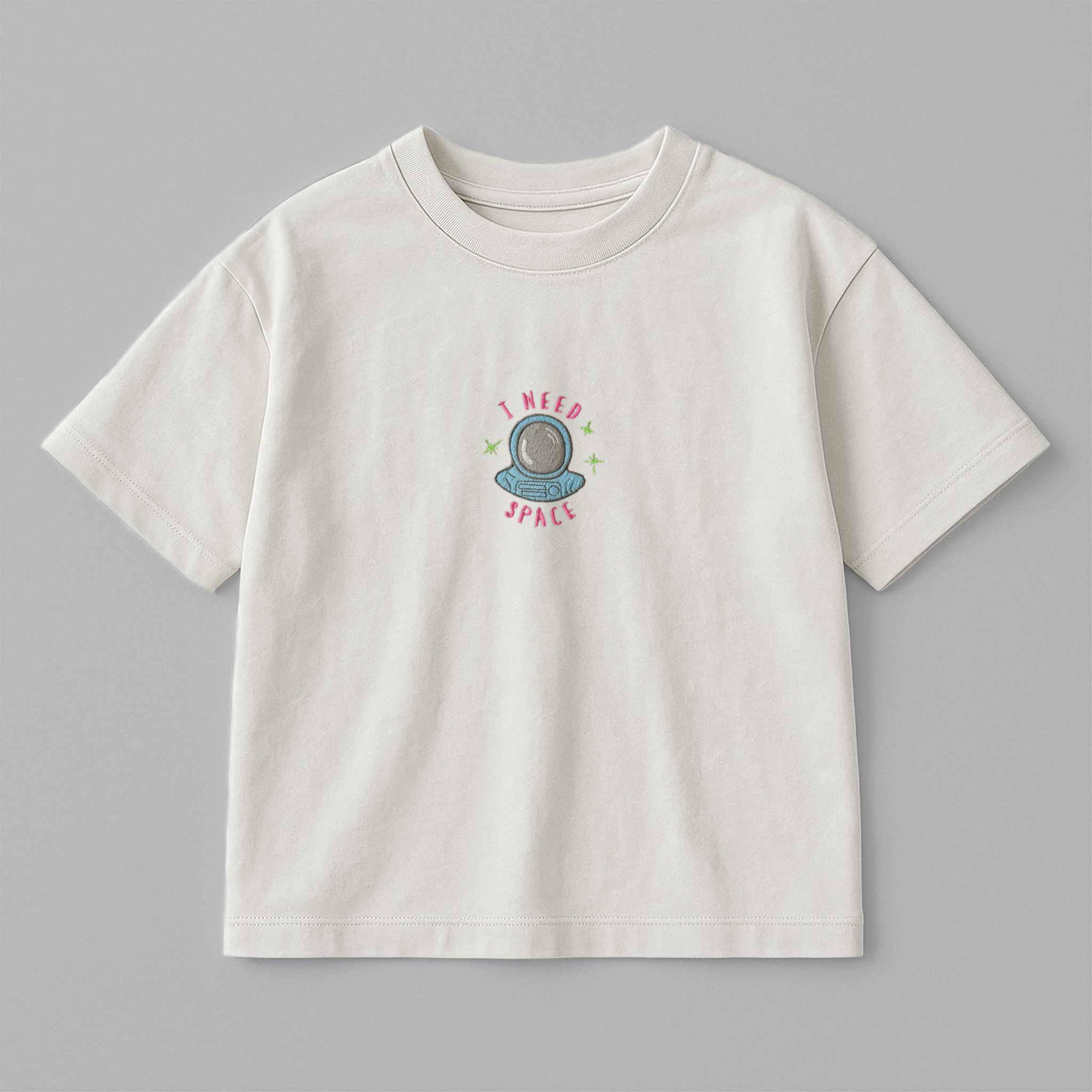 Ekru renkli, oversize kesim, 1-5 yaş için pamuklu çocuk tişörtü. Göğüs kısmında astronot kaskı çizimi ve "I NEED SPACE" nakışı bulunmaktadır.