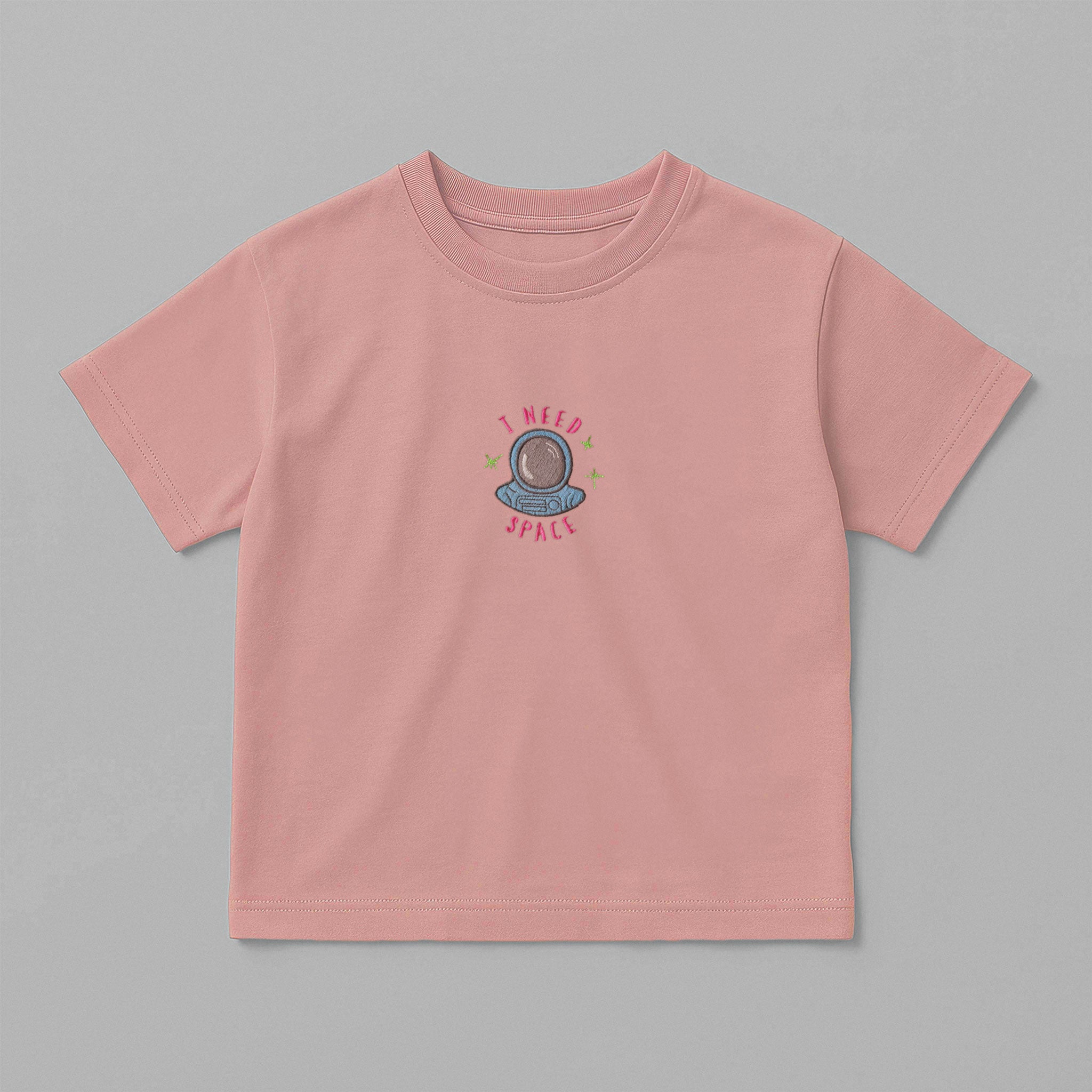 Gül kurusu (pembe) renkli, oversize kesim, 1-5 yaş için pamuklu çocuk tişörtü. Göğüs kısmında astronot kaskı çizimi ve "I NEED SPACE" nakışı bulunmaktadır.