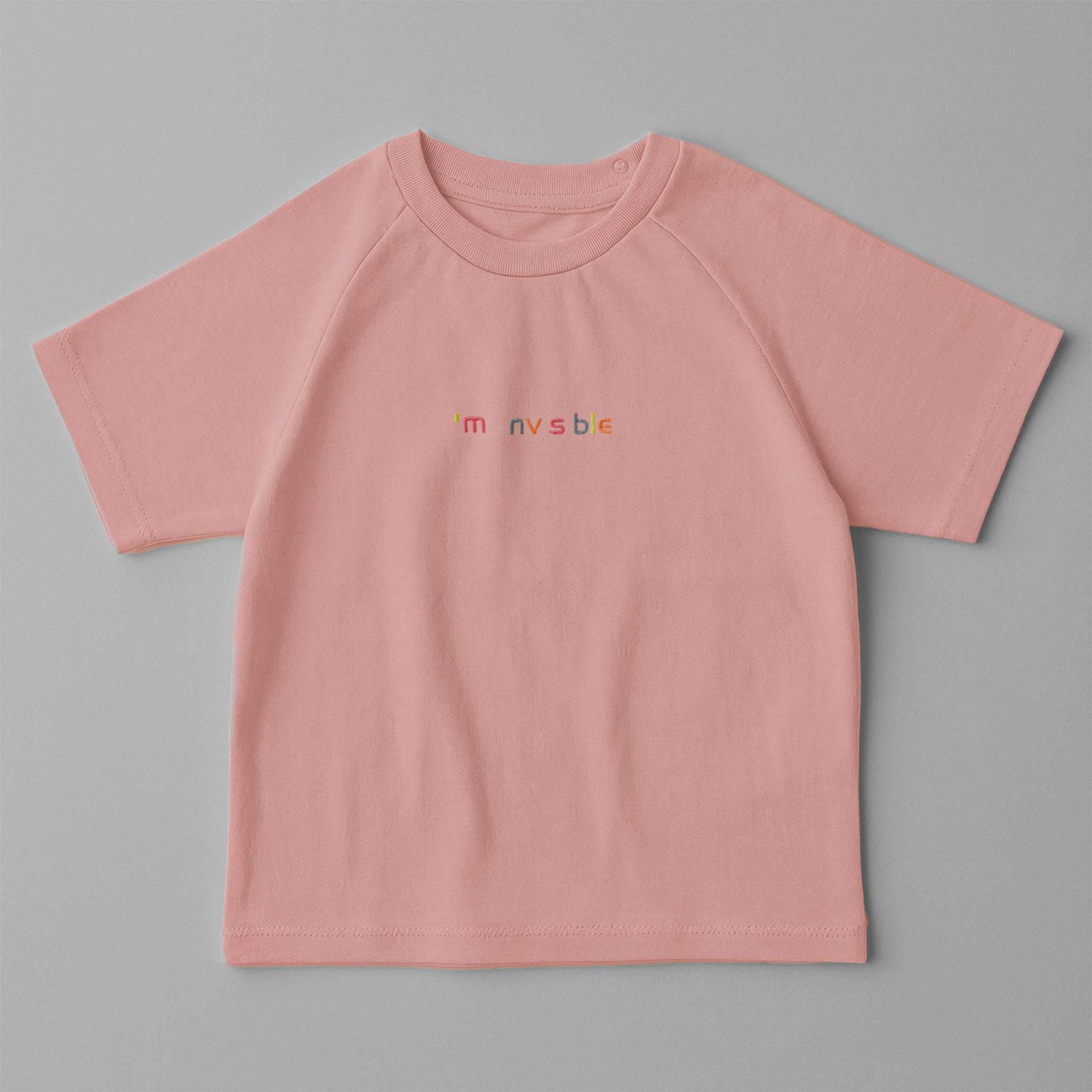 Gül kurusu (pembe) renkli, reglan kollu, omuzdan çıtçıtlı bebek tişörtü. Göğüs kısmında renkli ipliklerle "I'm nvsble" nakışı bulunmaktadır.