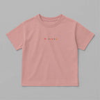 Gül kurusu (pembe) renkli, oversize kesim, 1-5 yaş için pamuklu çocuk tişörtü. Göğüs kısmında renkli ipliklerle "I'm nvsble" nakışı bulunmaktadır.