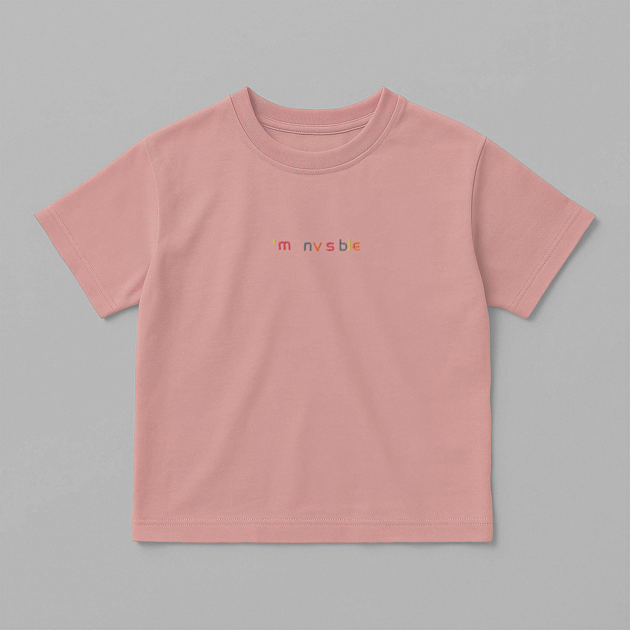 Gül kurusu (pembe) renkli, oversize kesim, 1-5 yaş için pamuklu çocuk tişörtü. Göğüs kısmında renkli ipliklerle "I'm nvsble" nakışı bulunmaktadır.