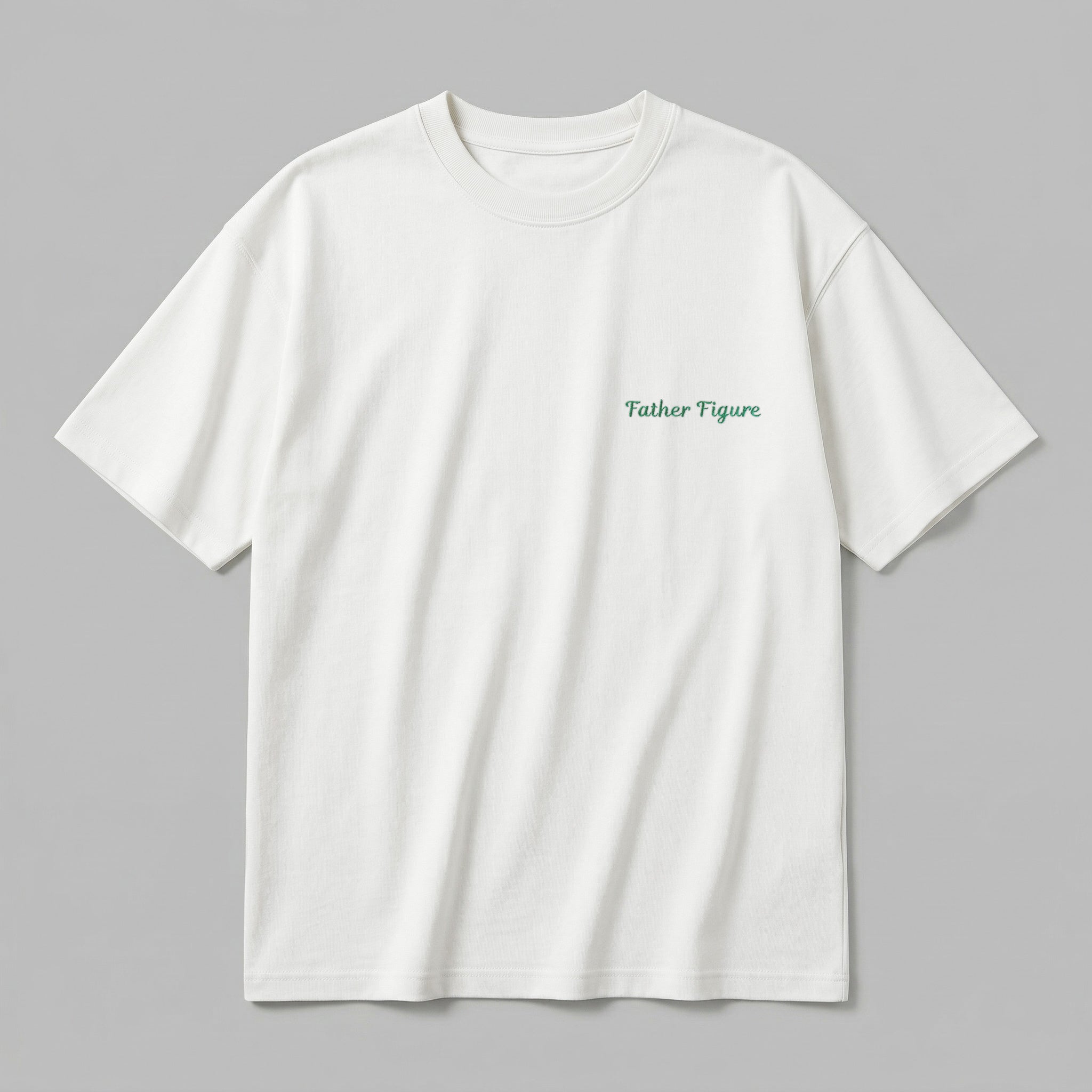 Kırık beyaz renkli %100 pamuklu Oeko-Tex sertifikalı loose fit erkek tişörtü. Sol göğüs kısmında yeşil renkli el yazısı fontuyla işlenmiş minimal "Father Figure" nakışı bulunur. Birinci sınıf Alman nakış işçiliği ile üretilmiştir. Tok duruşlu heavyweight kumaşı, nefes alan ve terletmeyen yapısıyla gün boyu rahatlık sağlar. Babalar için tasarlanmış sade, esprili ve premium günlük tişört.