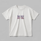Kırık beyaz renkli, %100 pamuklu Oeko-Tex sertifikalı oversize çocuk t-shirt modeli. Göğüs kısmında mor ve pembe tonlarında geçişli renk efektiyle işlenmiş esprili "HALF WILD HALF CHILD" yazılı nakış detayı yer alır. Birinci sınıf Alman nakış ipliği kullanılarak özenle üretilmiştir. Tok duruşlu heavyweight kumaşı, nefes alan ve terletmeyen yapısıyla çocukların enerjik doğasına uyum sağlayan, premium ve şık günlük giyim parçası.