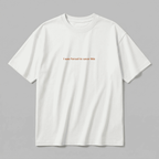 Kırık beyaz renkli %100 pamuklu Oeko-Tex sertifikalı loose fit erkek tişörtü. Göğüs kısmında kiremit renkli minimal fontla işlenmiş "I was forced to wear this" nakışı yer alır. Birinci sınıf Alman nakış işçiliğiyle üretilmiştir. Heavyweight kumaşı tok durur, terletmez. Babalar için tasarlanmış esprili ve premium günlük tişört.