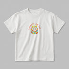 Kırık beyaz renkli, %100 pamuklu Oeko-Tex sertifikalı oversize çocuk t-shirt modeli. Göğüs kısmında sevimli, renkli ve tüylü bir canavar figürü ile kiremit/turuncu tonlarında iplikle işlenmiş "I WOKE UP LIKE THIS" nakışı yer alır. Birinci sınıf Alman nakış işçiliği ile özenle üretilmiştir. Tok duruşlu heavyweight kumaşı, nefes alan ve terletmeyen yapısıyla çocukların hassas cildine uygun, eğlenceli ve premium günlük t-shirt tasarımı.