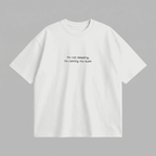 Kırık beyaz renkli, Oeko-Tex sertifikalı %100 pamuklu loose fit erkek tişörtü. Göğsünde, klasikleşmiş baba repliği "I'm not sleeping, I'm resting my eyes" (Uyumuyorum, gözlerimi dinlendiriyorum) yazısı siyah iplikle işlenmiştir. Birinci sınıf Alman nakış işçiliğiyle üretilmiştir. Tok duran heavyweight kumaşı sayesinde gün boyu konfor sunar. Babalara özel, esprili ve premium günlük tişört.