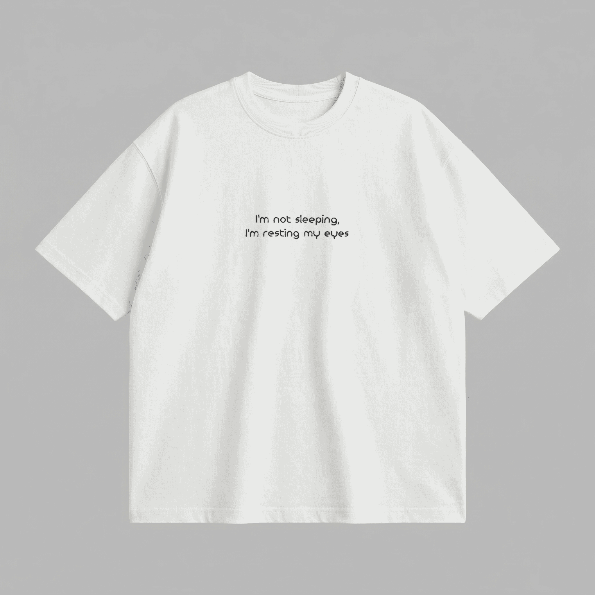 Kırık beyaz renkli, Oeko-Tex sertifikalı %100 pamuklu loose fit erkek tişörtü. Göğsünde, klasikleşmiş baba repliği "I'm not sleeping, I'm resting my eyes" (Uyumuyorum, gözlerimi dinlendiriyorum) yazısı siyah iplikle işlenmiştir. Birinci sınıf Alman nakış işçiliğiyle üretilmiştir. Tok duran heavyweight kumaşı sayesinde gün boyu konfor sunar. Babalara özel, esprili ve premium günlük tişört.