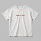 Kırık beyaz renkli %100 pamuklu Oeko-Tex sertifikalı oversize çocuk tişörtü. Göğüs kısmında kiremit renkli iplikle ve modern fontla işlenmiş "investment" nakışı yer alır. Birinci sınıf Alman nakış işçiliği ile üretilmiştir. Tok duruşlu heavyweight kumaşı nefes alır ve terletmez. Ebeveyn-çocuk kombinleri için tasarlanmış premium çocuk tişörtü.