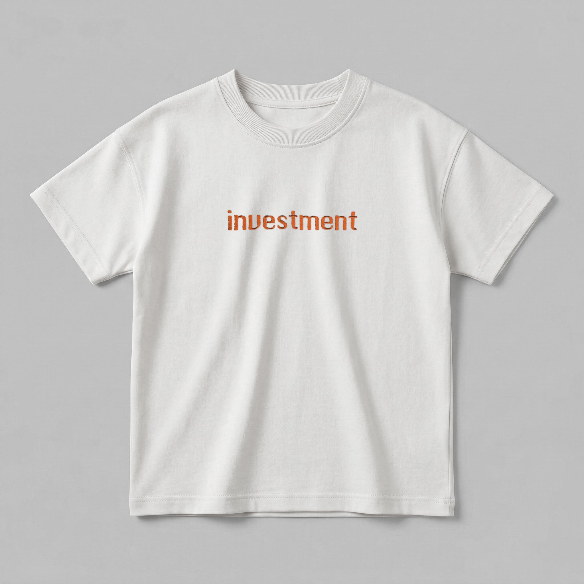 Kırık beyaz renkli %100 pamuklu Oeko-Tex sertifikalı oversize çocuk tişörtü. Göğüs kısmında kiremit renkli iplikle ve modern fontla işlenmiş "investment" nakışı yer alır. Birinci sınıf Alman nakış işçiliği ile üretilmiştir. Tok duruşlu heavyweight kumaşı nefes alır ve terletmez. Ebeveyn-çocuk kombinleri için tasarlanmış premium çocuk tişörtü.