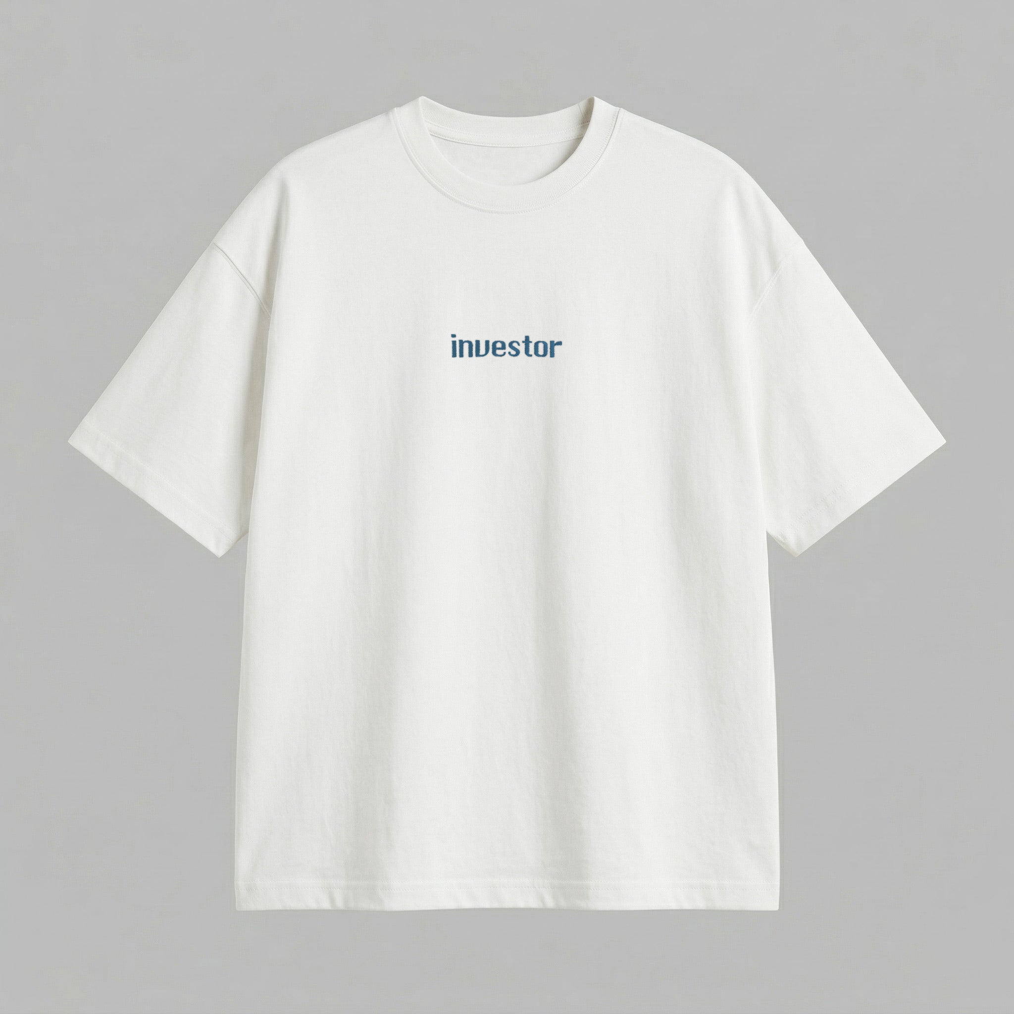 Kırık beyaz renkli %100 pamuklu Oeko-Tex sertifikalı loose fit erkek tişörtü. Göğüs kısmında petrol mavisi iplikle ve modern fontla işlenmiş minimal "investor" nakışı yer alır. Birinci sınıf Alman nakış işçiliği ile özenle üretilmiştir. Tok duruşlu heavyweight kumaşı, nefes alan ve terletmeyen yapısıyla gün boyu rahatlık sağlar. Sade, modern ve iddialı bir stil sunan premium günlük tişört tasarımı.