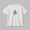 Kırık beyaz renkli, %100 pamuklu Oeko-Tex sertifikalı oversize çocuk t-shirt modeli. Göğüs kısmında güneş gözlüğü takan sevimli ananas figürü ve kahverengi tonlarında iplikle işlenmiş "LOOKIN' PINE" nakışı yer alır. Birinci sınıf Alman nakış işçiliği ile özenle üretilmiştir. Tok duruşlu heavyweight kumaşı, nefes alan ve terletmeyen yapısıyla çocukların hassas cildine uygun, eğlenceli ve premium günlük t-shirt tasarımı.