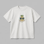 Kırık beyaz renkli, %100 pamuklu Oeko-Tex sertifikalı oversize çocuk t-shirt modeli. Göğüs kısmında güneş gözlüğü takan sevimli ananas figürü ve kahverengi tonlarında iplikle işlenmiş "LOOKIN' PINE" nakışı yer alır. Birinci sınıf Alman nakış işçiliği ile özenle üretilmiştir. Tok duruşlu heavyweight kumaşı, nefes alan ve terletmeyen yapısıyla çocukların hassas cildine uygun, eğlenceli ve premium günlük t-shirt tasarımı.