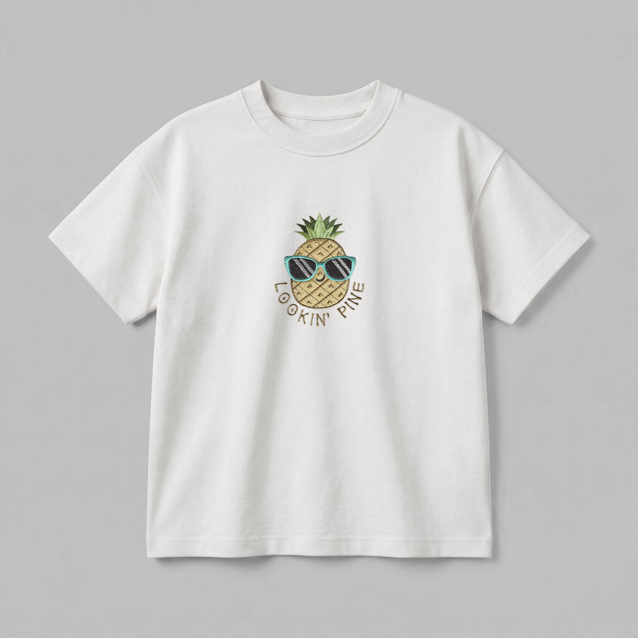 Kırık beyaz renkli, %100 pamuklu Oeko-Tex sertifikalı oversize çocuk t-shirt modeli. Göğüs kısmında güneş gözlüğü takan sevimli ananas figürü ve kahverengi tonlarında iplikle işlenmiş "LOOKIN' PINE" nakışı yer alır. Birinci sınıf Alman nakış işçiliği ile özenle üretilmiştir. Tok duruşlu heavyweight kumaşı, nefes alan ve terletmeyen yapısıyla çocukların hassas cildine uygun, eğlenceli ve premium günlük t-shirt tasarımı.