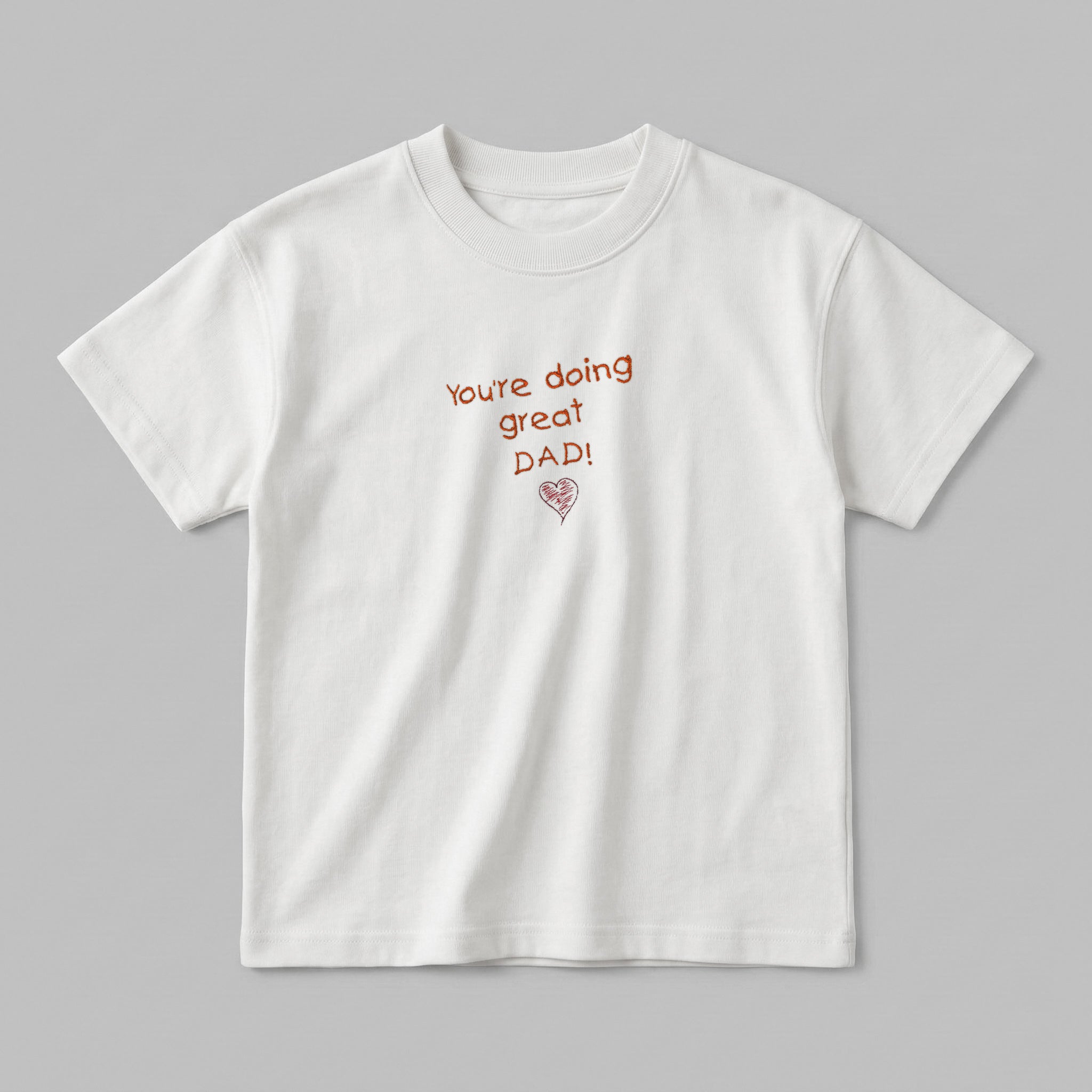 Kırık beyaz renkli %100 pamuklu Oeko-Tex sertifikalı oversize çocuk tişörtü. Göğüs kısmında çocuk el yazısı fontuyla işlenmiş kiremit renkli "You're doing great DAD!" yazısı ve karalama kalp nakışı bulunur. Yüksek kalite Alman nakış işçiliğiyle üretilmiştir. Tok duran heavyweight kumaşı, nefes alan ve terletmeyen yapısıyla gün boyu rahatlık sunar. Babalar ve çocuklar için tasarlanmış premium tasarım.