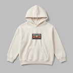 Ekru renkli, dört mevsim kullanıma uygun, nefes alan pamuklu kumaştan üretilmiş kapüşonlu çocuk sweatshirt. Göğüs kısmında 70'ler ve 80'lerin ruhunu yansıtan, cross stitch tekniğiyle işlenmiş pixel art temalı nostaljik kaset (Mix Tape) nakışı yer alır. Tasarıma isim ekleterek ürünü tamamen kişiselleştirebilirsiniz. Birinci sınıf Alman nakış ipliği ile işlenen bu özel tasarım, çocuklara gün boyu konfor sağlayan premium bir seçenektir.