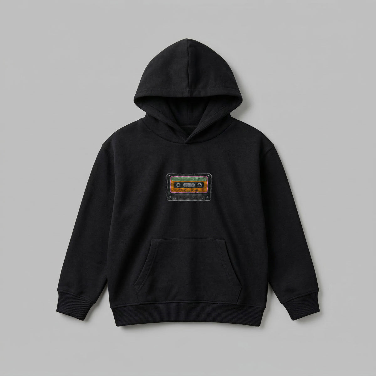 Siyah renkli, dört mevsim kullanıma uygun, nefes alan pamuklu kumaştan üretilmiş kapüşonlu çocuk sweatshirt. Göğüs kısmında 70'ler ve 80'lerin ruhunu yansıtan, cross stitch tekniğiyle işlenmiş pixel art temalı nostaljik kaset (Mix Tape) nakışı yer alır. Tasarıma isim ekleterek ürünü tamamen kişiselleştirebilirsiniz. Birinci sınıf Alman nakış ipliği ile işlenen bu özel tasarım, çocuklara gün boyu konfor sağlayan premium bir seçenektir.