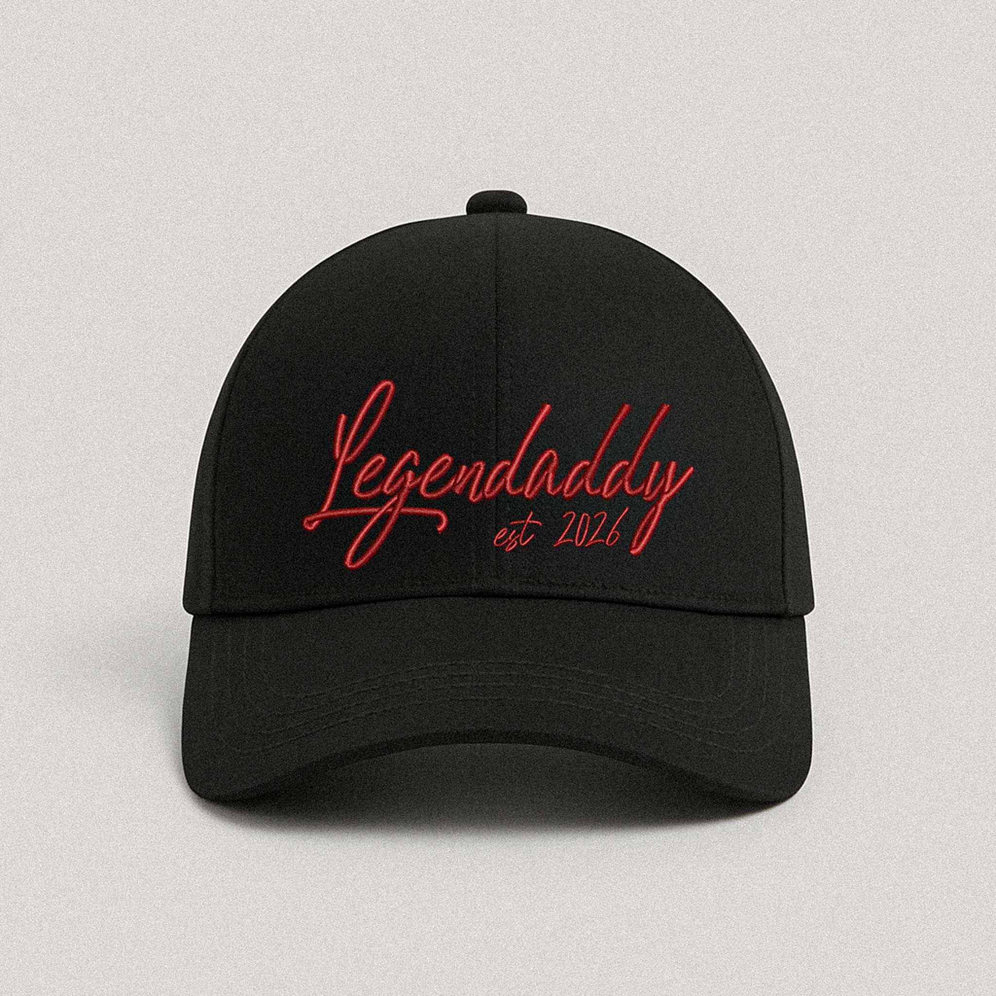 Siyah renkli, üzerinde kırmızı iplikle el yazısı stilinde 'Legendaddy est 2026' nakışı bulunan kişiye özel baba şapkası.