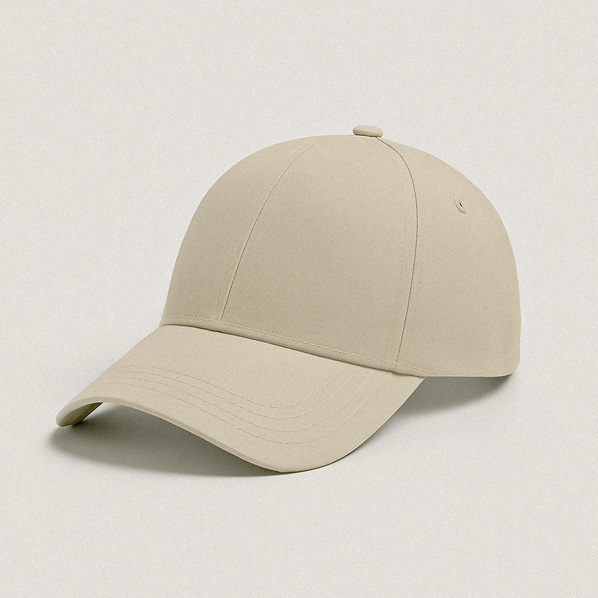 Bej renkli, üzerine kişiye özel isim veya yazı nakşedilebilen, gabardin kumaşlı unisex beyzbol şapkası.