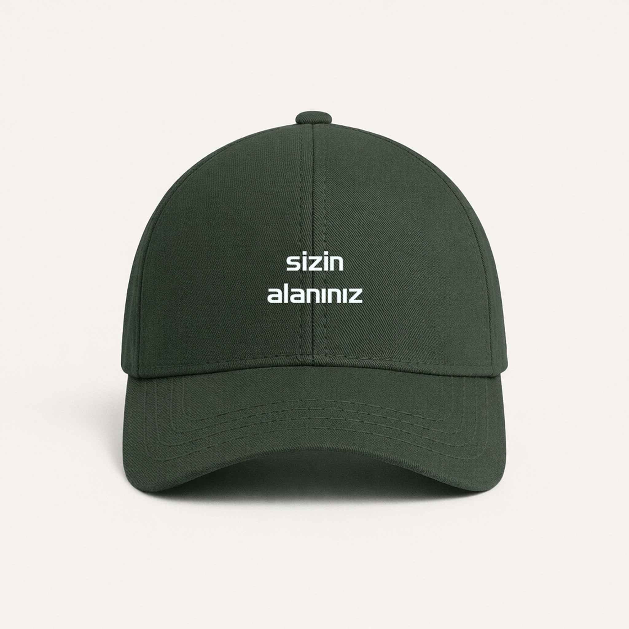 Koyu yeşil renkli, ön kısmındaki alana müşterinin istediği yazının veya ismin nakışla işlenebildiği kişiye özel unisex şapka.