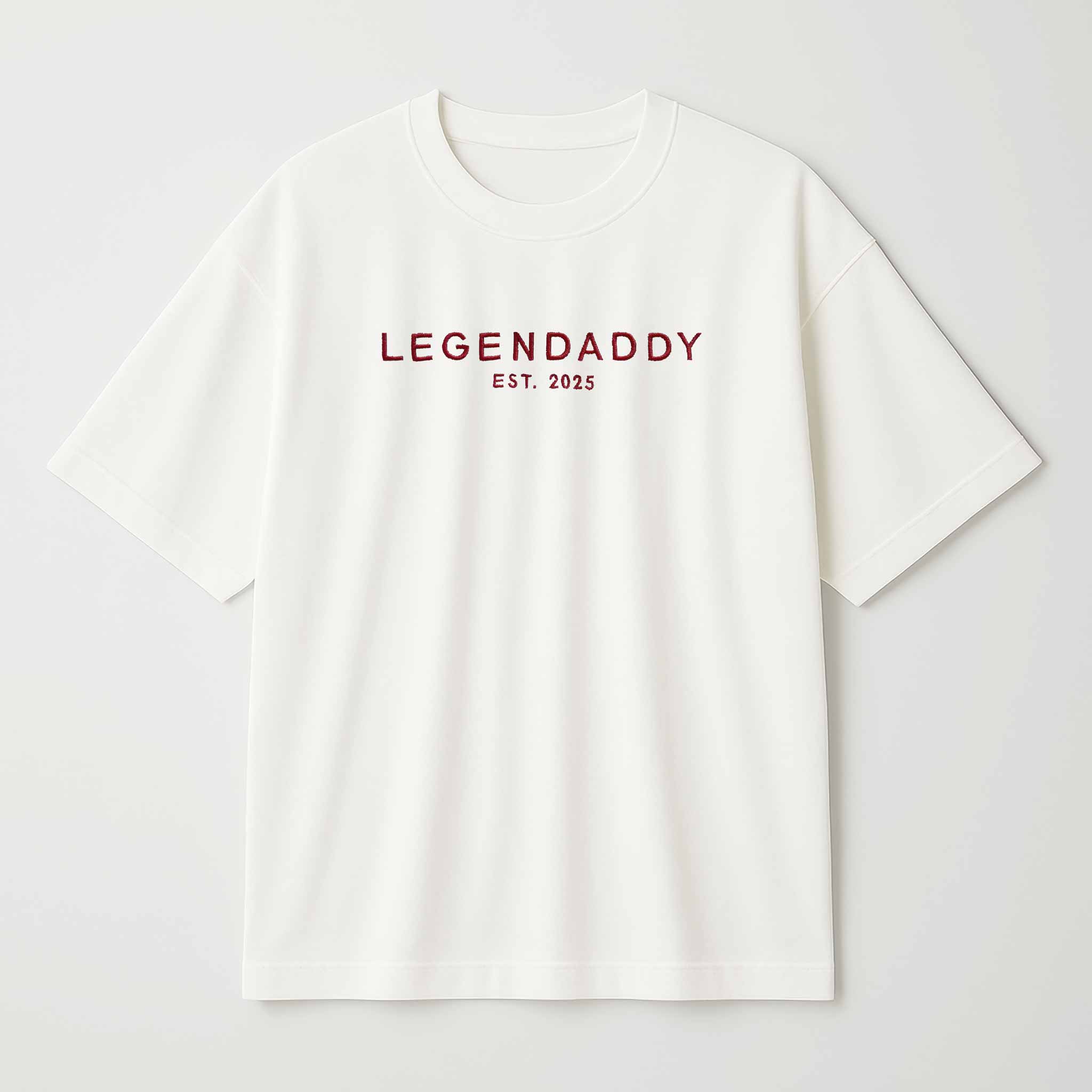 Krem (ekru) renkli, oversize kesim, Bona Pera marka pamuklu baba tişörtü. Göğüs kısmında kırmızı iplikle "LEGENDADDY" ve altında kişiselleştirilebilir yıl tarihi nakışla işlenmiştir.