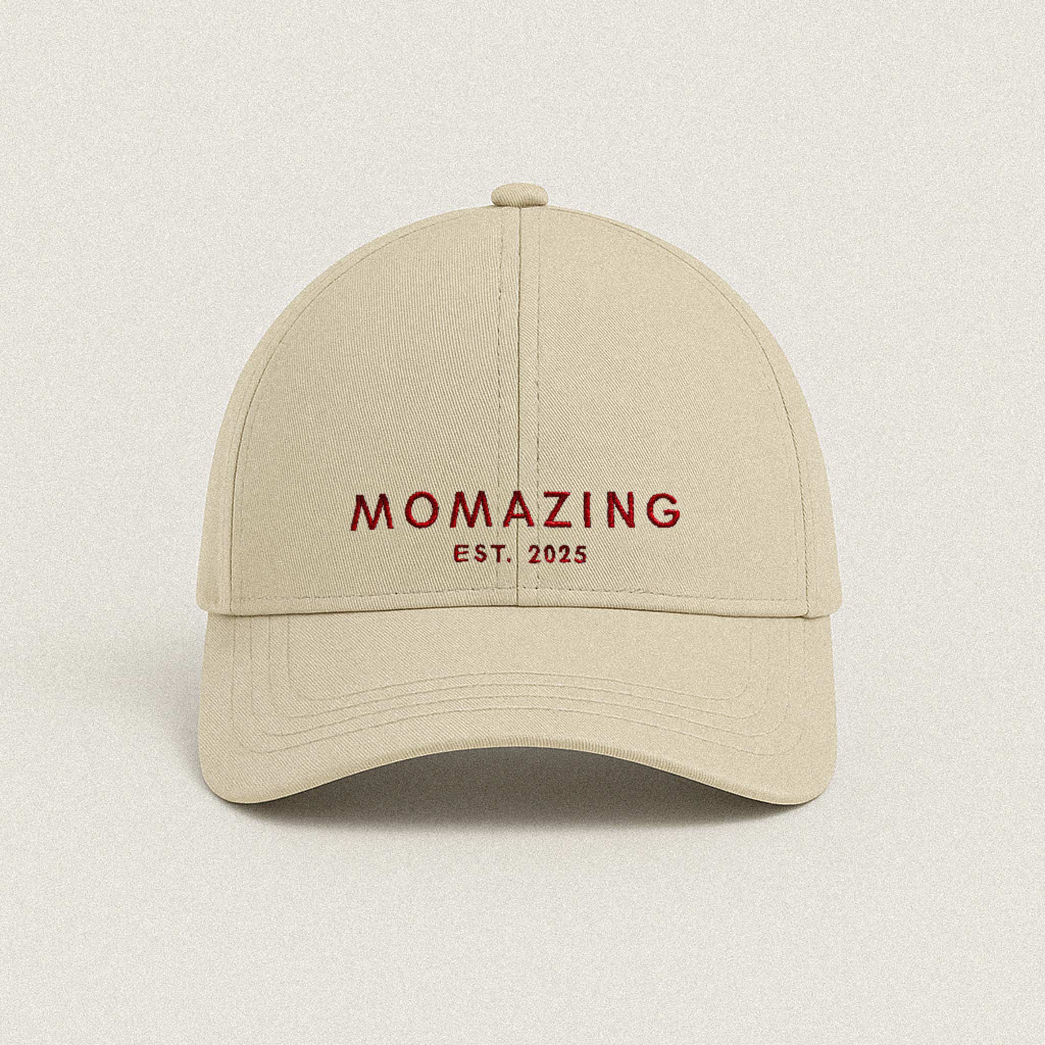 Bej rengi, üzerinde kırmızı iplikle 'MOMAZING EST. 2025' nakışı bulunan kişiye özel anne şapkası.