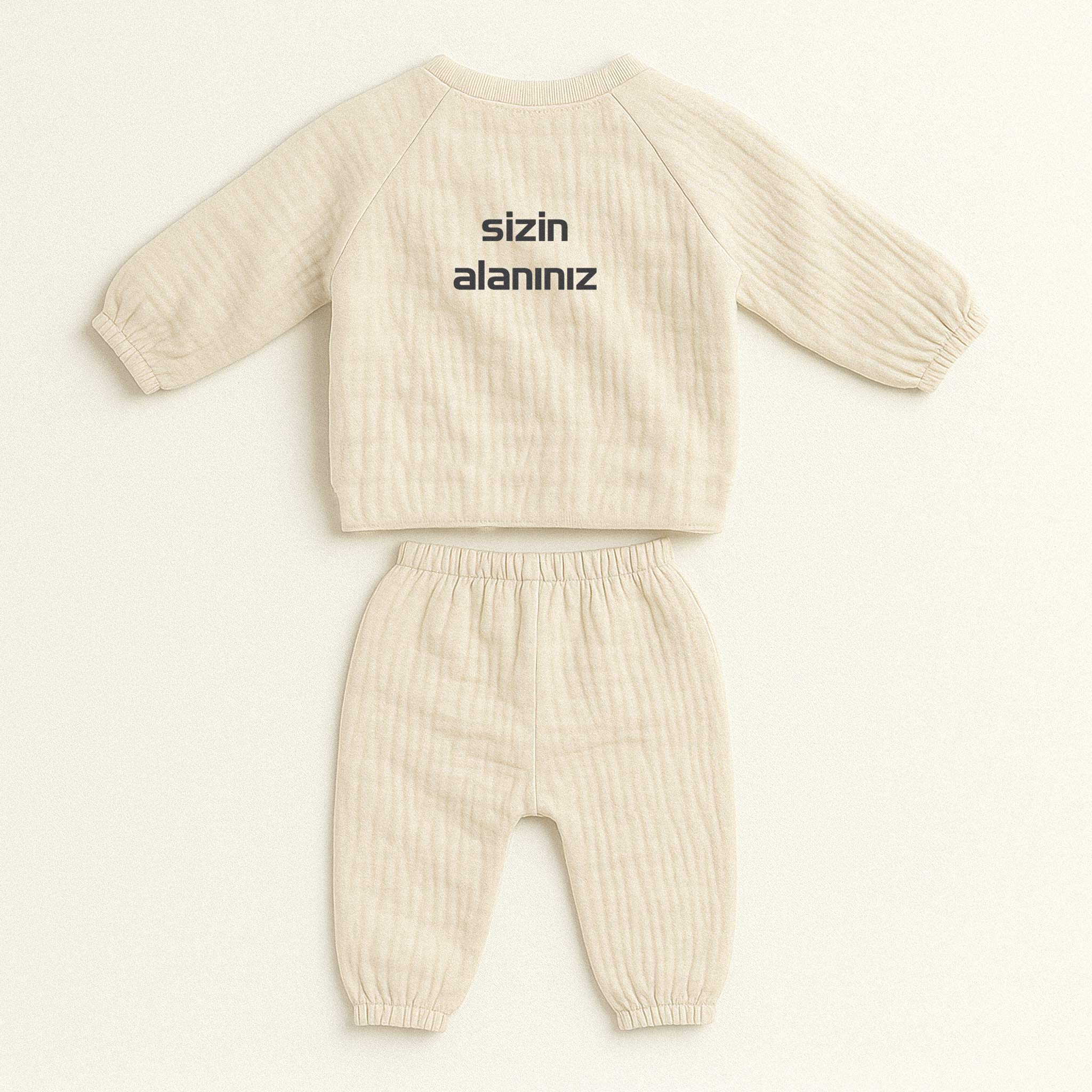 Doğal bej (ekru) renginde, müslin kumaştan yapılmış, üzerine istenilen yazının nakışla işlenebildiği, yandan bağlamalı kimono üst ve pantolondan oluşan yenidoğan bebek takımı.