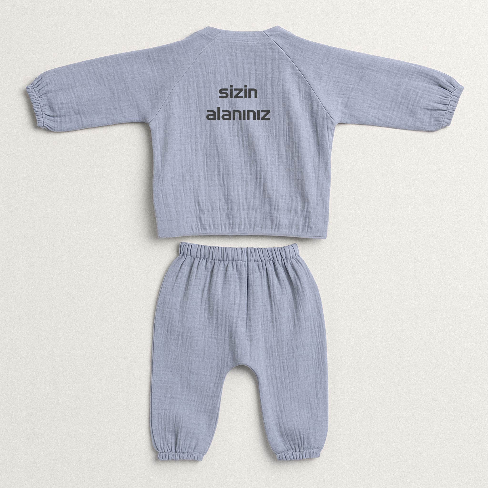 İndigo mavisi renginde, müslin kumaştan yapılmış, üzerine istenilen yazının nakışla işlenebildiği, yandan bağlamalı kimono üst ve pantolondan oluşan yenidoğan bebek takımı.