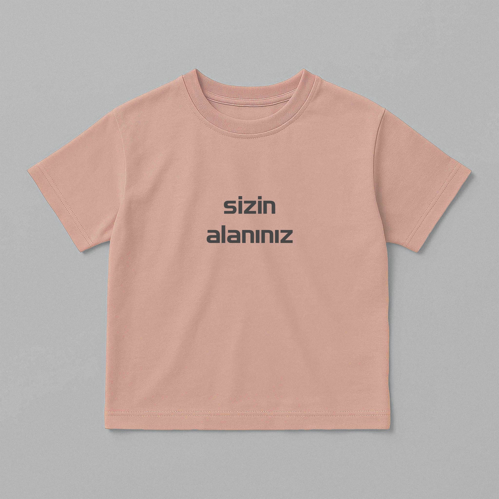 Gül kurusu (pembe) renkli, oversize kesim, 1-5 yaş için, üzerine istenilen yazının nakışla işlenebildiği pamuklu çocuk tişörtü.