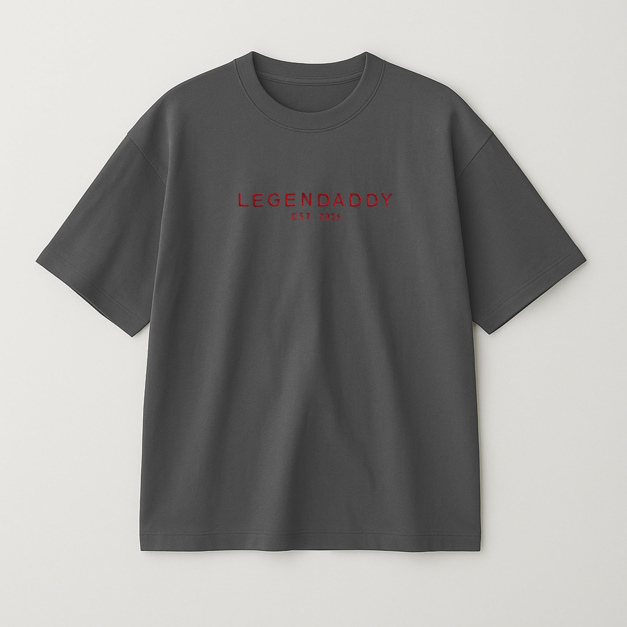 Antrasit renkli, oversize kesim, göğüs kısmında kırmızı iplikle 'LEGENDADDY' yazısı ve altında kişiselleştirilebilir 'EST. YYYY' tarihi nakışla işlenmiş pamuklu unisex tişört.