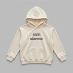 Üzerine dilediğiniz ismi, mesajı veya logoyu işletebileceğiniz kişiye özel çocuk kapüşonlu sweatshirt modelinin ekru renkli önden görünümü. Göğüs kısmındaki 'sizin alanınız' ibaresi, özelleştirilebilir alanı göstermektedir. Nefes alan pamuklu dokusu ve rahat kalıbı sayesinde çocuklara kış boyu maksimum konfor ve hareket özgürlüğü sunar. Terletmeyen sağlıklı yapısıyla ebeveynlerin güvenle tercih edebileceği bu tasarım, çocuklara anlamlı bir hediye arayanlar için ideal, premium bir kışlık üst giyim seçeneğidi