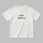 Üzerine dilediğiniz ismi veya mesajı işletebileceğiniz kişiye özel çocuk oversize t-shirt modelinin önden görünümü. Göğüs kısmındaki 'sizin alanınız' ibaresi, özelleştirilebilir alanı göstermektedir. Nefes alan pamuklu dokusu ve dökümlü oversize kalıbı sayesinde çocuklara gün boyu maksimum hareket özgürlüğü sunar. Terletmeyen sağlıklı yapısıyla ebeveynlerin güvenle tercih edebileceği bu tasarım, çocuklara anlamlı bir hediye arayanlar için ideal, rahat ve premium bir yazlık üst giyim seçeneğidir.