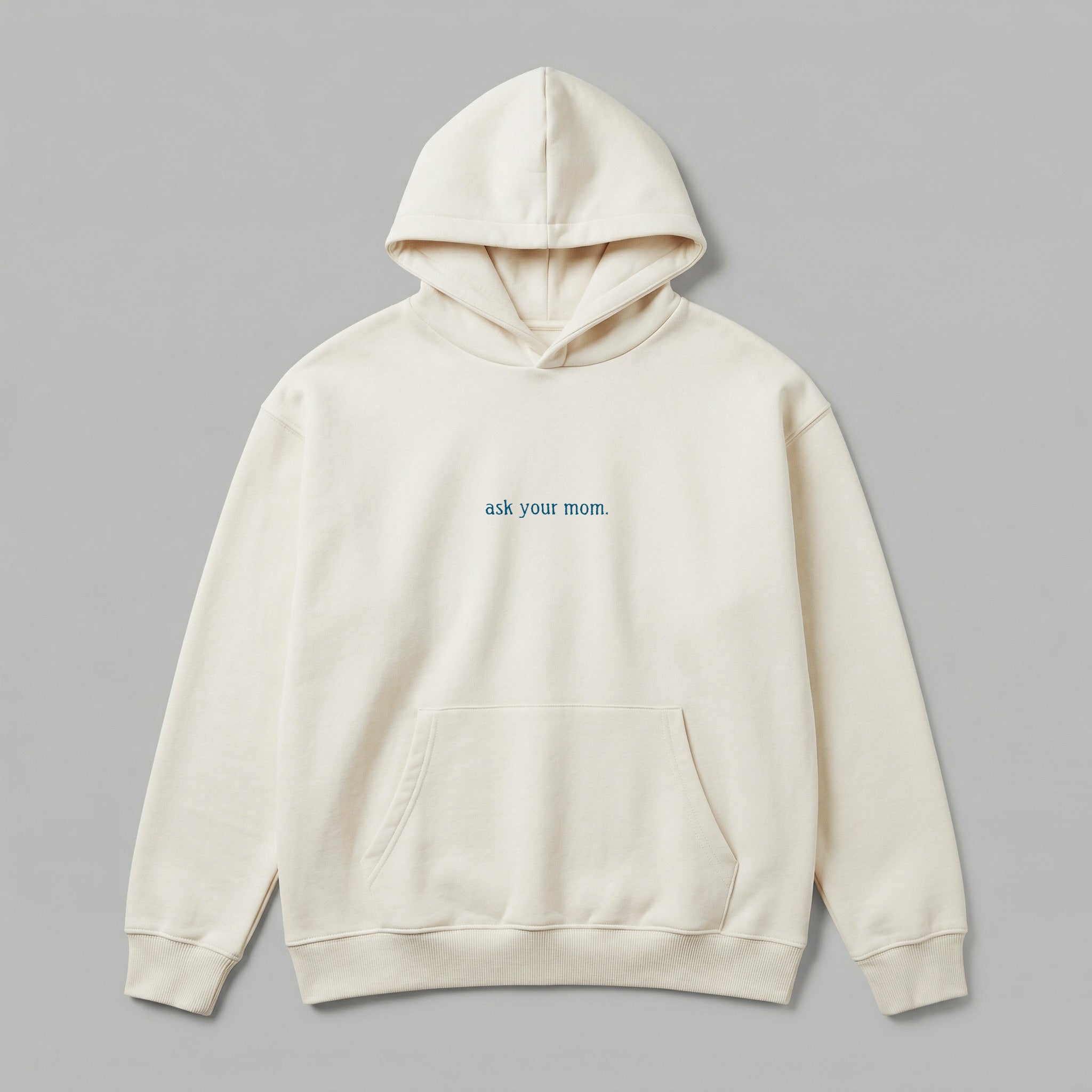 Krem renkli, Oeko-Tex sertifikalı kalın polar yetişkin kapüşonlu sweatshirt. Göğüs kısmında mavi renkli minimal yazı tipiyle işlenmiş "ask your mom." nakışı yer alır. İçi şardonlu dokusu kışın sıcak tutar, rüzgarı keser ve terletmez. Fermuarsız tasarımı, kanguru cebi ve yüksek kalite Alman işçiliğiyle üretilmiş babalar için esprili ve premium kışlık erkek sweatshirt tasarımı.