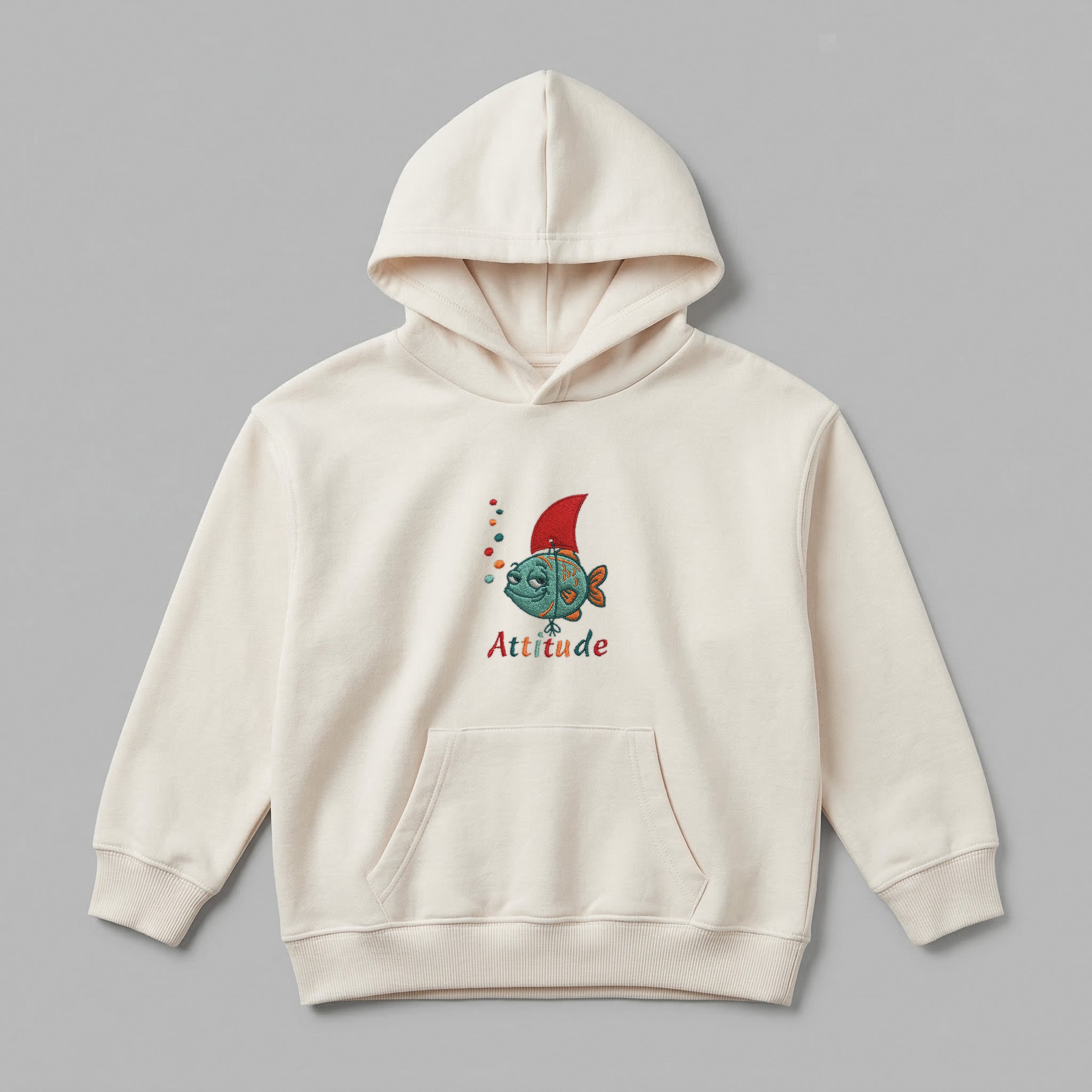 Krem renkli, Oeko-Tex sertifikalı kalın polar çocuk kapüşonlu sweatshirt. Göğsünde köpekbalığı yüzgeci takan iddialı balık figürü ve renkli "Attitude" nakışı yer alır. İçi şardonlu dokusu kışın sıcak tutar, terletmez. Alman işçiliğiyle üretilmiş premium kışlık tasarım.