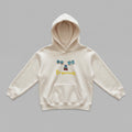 Krem renkli, Oeko-Tex sertifikalı kalın polar çocuk kapüşonlu sweatshirt. Göğsünde teldeki dört kuş, kırmızı pelerinli sarkan süper kahraman kuş figürü ve sarı renkli "Be yourself" nakışı bulunur. İçi şardonlu dokusu kışın sıcak tutar, terletmez. Yüksek kalite Alman işçiliğiyle üretilmiş kanguru cepli, premium kışlık çocuk tasarımı.