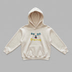 Krem renkli, Oeko-Tex sertifikalı kalın polar çocuk kapüşonlu sweatshirt. Göğsünde teldeki dört kuş, kırmızı pelerinli sarkan süper kahraman kuş figürü ve sarı renkli "Be yourself" nakışı bulunur. İçi şardonlu dokusu kışın sıcak tutar, terletmez. Yüksek kalite Alman işçiliğiyle üretilmiş kanguru cepli, premium kışlık çocuk tasarımı.