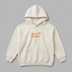 Tek bir ekrandan tüm aile bireyleri için takım oluşturabileceğiniz Better Together koleksiyonunun krem renkli çocuk kapüşonlu sweatshirt modeli. Göğsünde turuncu renkli iplikle özenle işlenmiş Better Together yazısı ve el çakışma nakışı yer alır. 2-7 yaş çocukların kış boyu konforla giyebilmesi için tasarlanan bu fermuarsız hoodie, rüzgar kesen dış yüzeye ve sıcacık tutan kalın şardonlu polar iç dokuya sahiptir. Oeko-Tex sertifikalı yapısıyla terletmeden nefes aldırır. Geniş kanguru cebi, esnek ribana detay