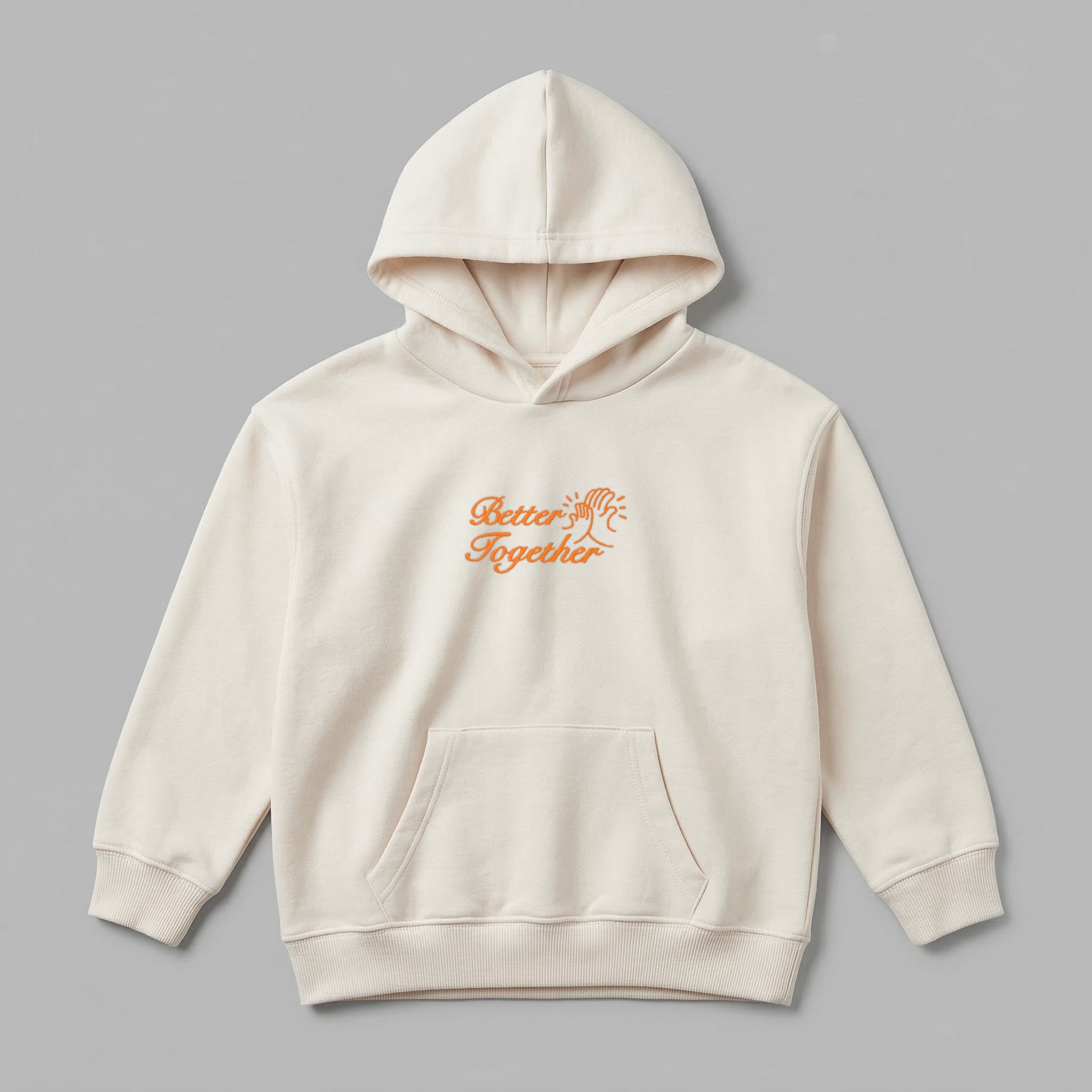 Tek bir ekrandan tüm aile bireyleri için takım oluşturabileceğiniz Better Together koleksiyonunun krem renkli çocuk kapüşonlu sweatshirt modeli. Göğsünde turuncu renkli iplikle özenle işlenmiş Better Together yazısı ve el çakışma nakışı yer alır. 2-7 yaş çocukların kış boyu konforla giyebilmesi için tasarlanan bu fermuarsız hoodie, rüzgar kesen dış yüzeye ve sıcacık tutan kalın şardonlu polar iç dokuya sahiptir. Oeko-Tex sertifikalı yapısıyla terletmeden nefes aldırır. Geniş kanguru cebi, esnek ribana detay