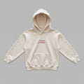 Enerjik çocukların stiline uygun, Chaos Creator nakış detaylı krem renkli çocuk kapüşonlu sweatshirt. 2-7 yaş aralığı için tasarlanan bu model, Oeko-Tex sertifikalı ve içi kalın şardonlu polar yapısıyla kış aylarında rüzgarı kesip sıcak tutar. Terletmeyen nefes alan kumaşı, kanguru cebi ve esnek manşetleriyle çocuklara gün boyu konfor sağlar. Alman nakış işçiliğinin şıklığını taşıyan, yıpranmaya karşı ekstra dayanıklı premium kışlık giyim.