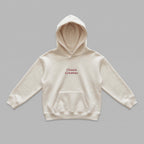 Enerjik çocukların stiline uygun, Chaos Creator nakış detaylı krem renkli çocuk kapüşonlu sweatshirt. 2-7 yaş aralığı için tasarlanan bu model, Oeko-Tex sertifikalı ve içi kalın şardonlu polar yapısıyla kış aylarında rüzgarı kesip sıcak tutar. Terletmeyen nefes alan kumaşı, kanguru cebi ve esnek manşetleriyle çocuklara gün boyu konfor sağlar. Alman nakış işçiliğinin şıklığını taşıyan, yıpranmaya karşı ekstra dayanıklı premium kışlık giyim.
