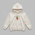 Krem %100 pamuklu Oeko-Tex sertifikalı kalın polar çocuk hoodie. Sol göğsünde iki renkli arc 'CARROTTE' yazısı ve karate yapan havuç nakışı bulunur. Fermuarsız tasarımı, kanguru cebi, içi şardonlu sıcak tutan ve terletmeyen dokusuyla kış boyu konfor sunar. Yüksek kalite Alman nakış işçiliğiyle üretilmiş premium kışlık çocuk sweatshirt detayı.